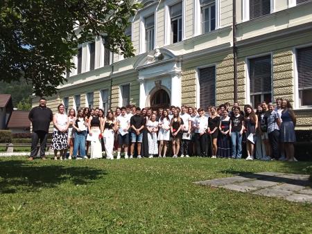 Letošnja generacija maturantov Gimnazije Jurija Vege Idrija